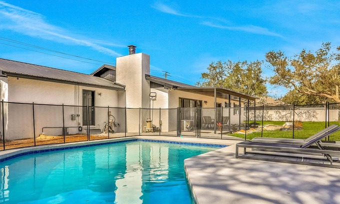 St. Augustine South Casa | Sophisticated dog-friendly home with pool, large enclosed yard, washer/dryer, AC