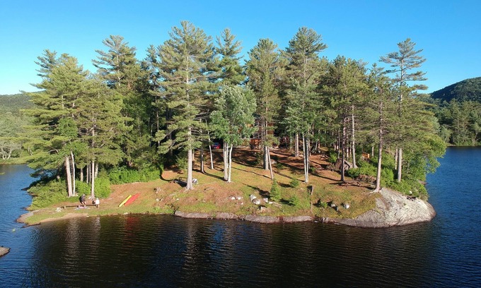 Bryant Pond Casa | Concord Pond Waterfront Retreat, campamento fuera de la red pero con el lujo de un hogar