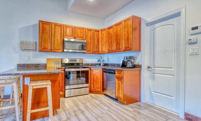 West Poplar Apartamento | Sosuite 2BR Apt w Balcony W D Gym On-site Bar