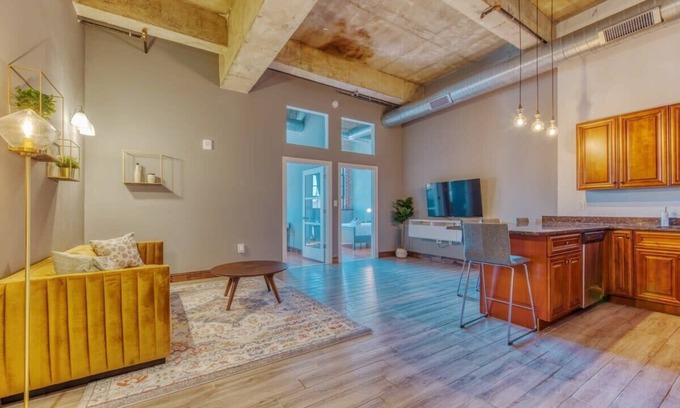 West Poplar Apartamento | Sosuite | 2BR Apt w W/D, Gym, On-Site Restaurant