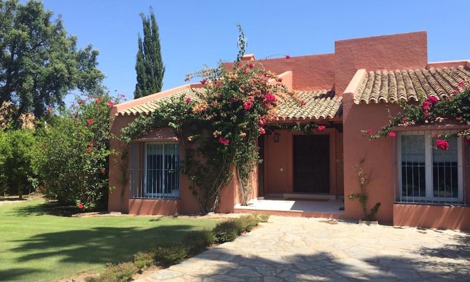 Sotogrande Casa | SOTOGRANDE, Bonita Villa individual con piscina y gran jardín