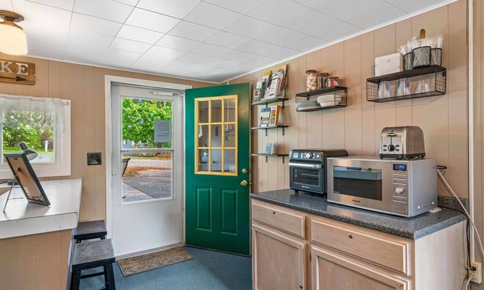 East Jordan Casa | 🌼 South Arm Retreats Motel: Lake View Standard Room ➠ Unit 2
