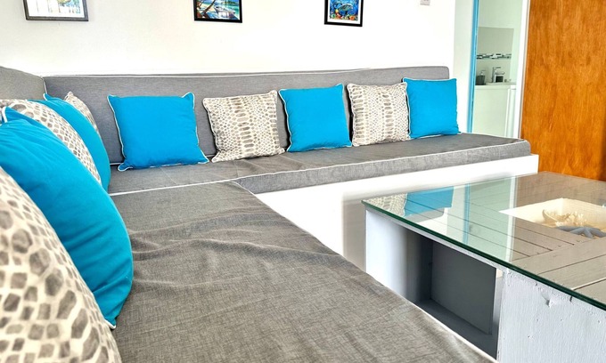 Oistins Apartamento | South Coast Private| On The Beach