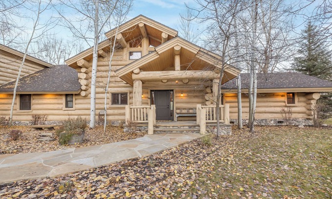 Swan Valley Cabina | South Fork Retreat. Private Luxury 6-bedroom cabin w/AC and Private pond.