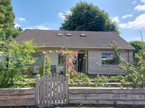 Bishopston Apartamento | South Side at The Swallows - Elegant Double Bed Apartment - & optional extra - Single Bed Cabin - Max 3 people