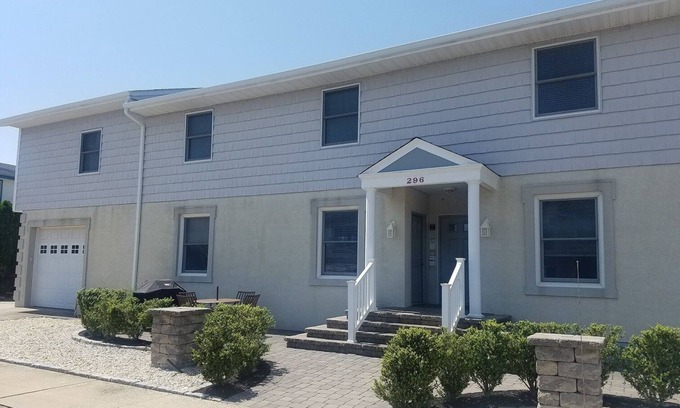 Avalon Condominio | Southend, condominio del primer piso de 2 dormitorios en una calle tranquila.