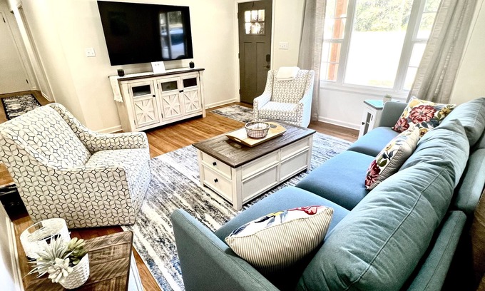 Laurel Casa | Southern Charm 2 - July -August Summer Sale!! 7 Mins to Downtown!