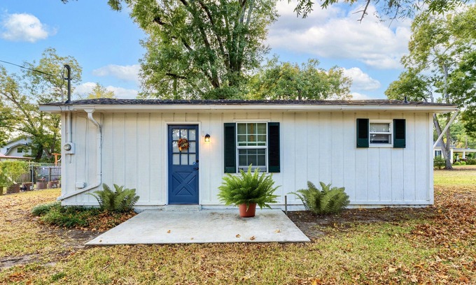 Thomson Cabina | Southern Charm Cottage
