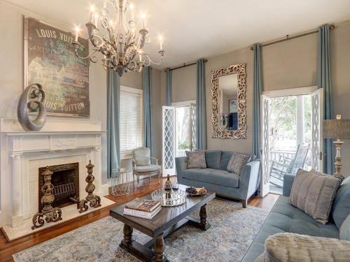 Historic Downtown Savannah Casa | Southern Hall Lower