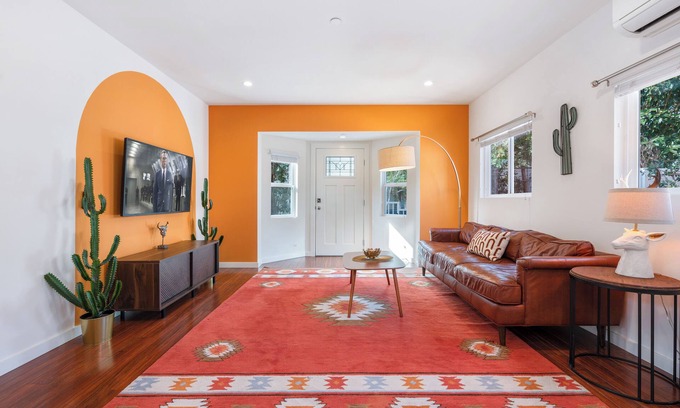 Hollywood Hotel | Southwest by AvantStay | Heart of Hollywood | Remodeled 1920s Bungalow