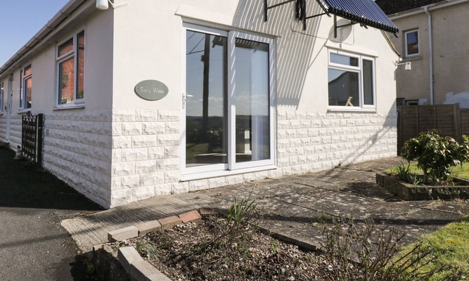 Durrington Casa | SOUTHWINDS, pet friendly, with a garden in Durrington