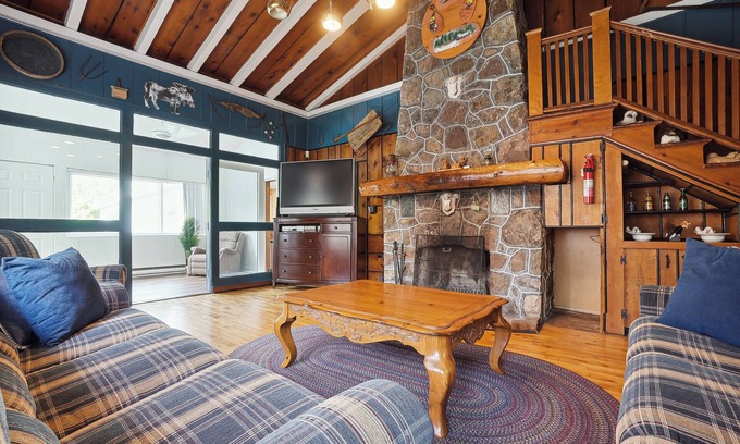Sainte-Agathe-des-Monts Chalet De Esquí | Spacious 5-bedroom, 7 bed chalet in Sainte-Agathe with AC, WiFi, 2x Fireplaces
