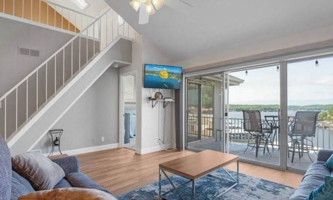 Lake Ozark Condominio | Spacious 3-bedroom condo with penthouse balcony and beautiful lake views.