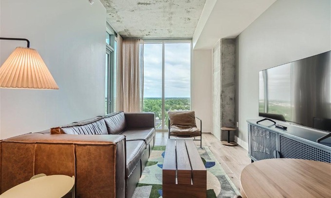 Rainey Street Historic District Casa | Spacious 1 BR condo - Amazing views - Pool - Kitchen