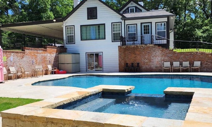 Raleigh Casa | Spacious 10-bedroom Compound with Pool, Hot tub and strong Wi-fi