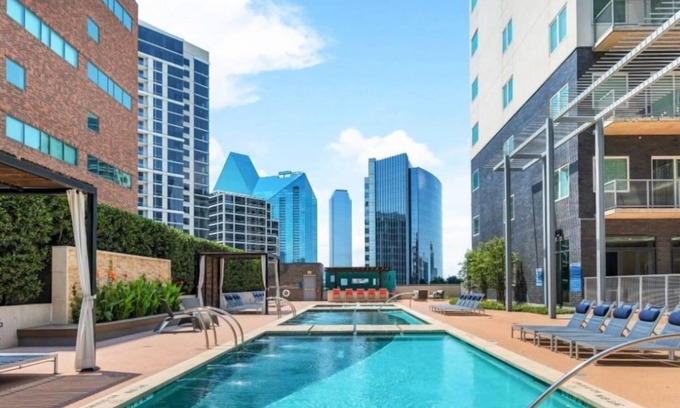Uptown Condominio | Spacious 1BR at Miro – Rooftop Pool & Entertainment Spaces