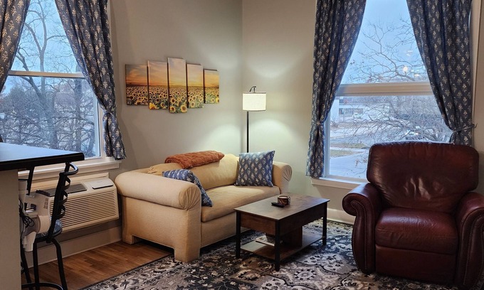 Topeka Apartamento | Spacious 2 BDR Downtown Apt, Pet Friendly, Lg Kitchen, 2 Blks From State Capitol