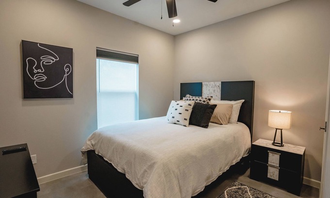 McAllen Apartamento | Spacious 2 bed 2 bath apt in Mcallen Downtown Area -Near Plaza Mall