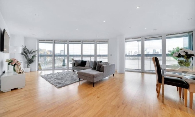 Greenwich West Apartamento | Spacious 2-Bed 2-Bath Apartment with River Views Ideal for Long Stays