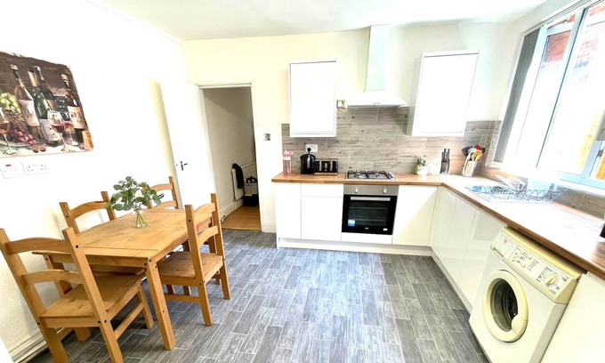 Forest Fields Apartamento | Spacious 2-Bed Apartment with Hot tub and Parking