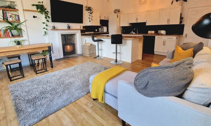 Exeter Apartamento | Spacious 2 Bed/Bath Central Apt, Parking & Garden