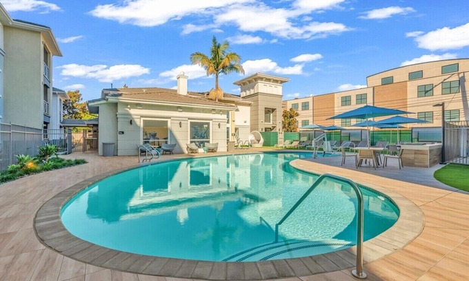 Marina del Rey Apartamento | Spacious 2-bedroom apartment with pool, gym and free parking in adorable MdR!
