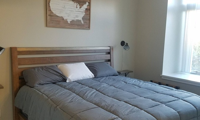 Ellicottville Apartamento | Spacious 2-bedroom, 2-bathroom Industrial Style Loft Apartment. Village locale!