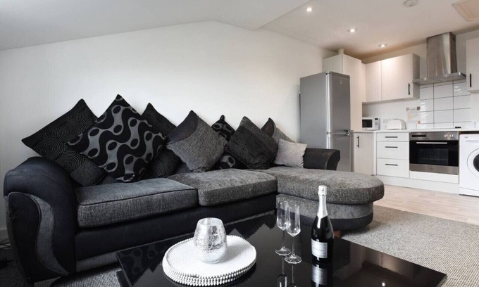Portsmouth Apartamento | *Spacious 2 Bedroom, 2 Bathroom Flat with Parking*