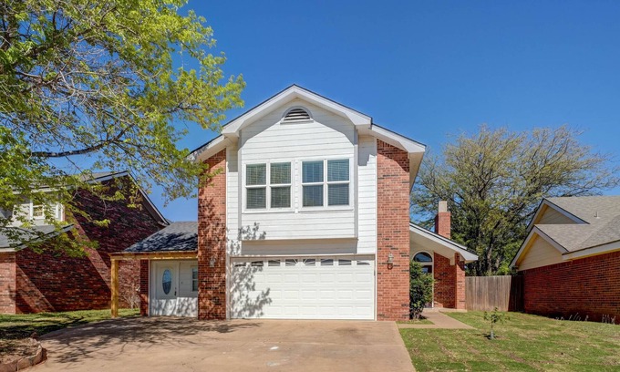 Lubbock Casa | Spacious 2-story house in a quiet residential neighborhood