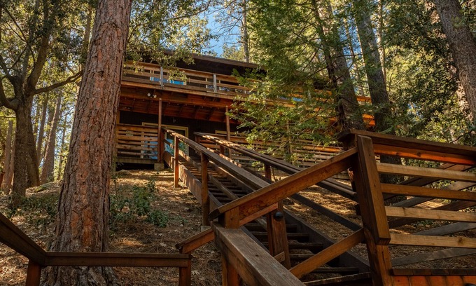 Pine Cove Cabina | Spacious 2 story cabin - King Beds, Treetop views, 5 minutes to town