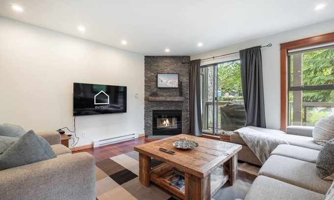 Whistler Condominio | Spacious 2BDR on Blueberry Hill | Pets | Complex Hot Tub | BBQ