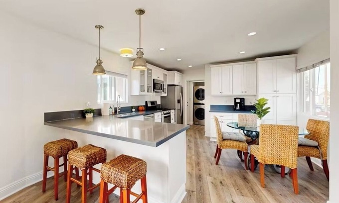 El Cerrito Casa | Spacious 2BR 2BA Cliffside Bungalow Near SDSU Jacuzzi Tub Family Friendly