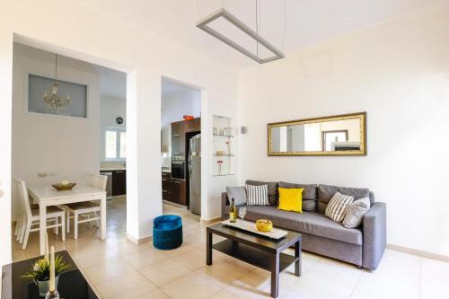 Old North Apartamento | Spacious 2BR Apartment with 2 Bathrooms, Living Room & Kitchen - Prime LocationNear ddizengoff st