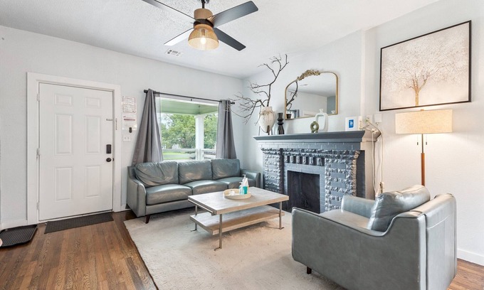 Central Oklahoma City Casa | 2BR Bungalow | Near Plaza & Uptown | Private Yard & In Unit Laundry #09