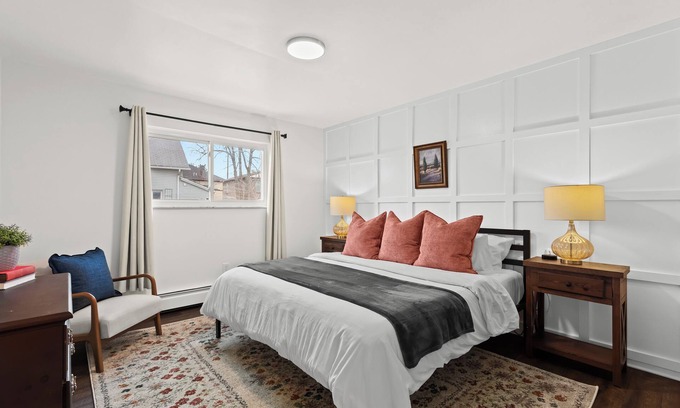 Mount Clemens Apartamento | Spacious 2BR Flat | King Bed | Downtown Mt.Clemens