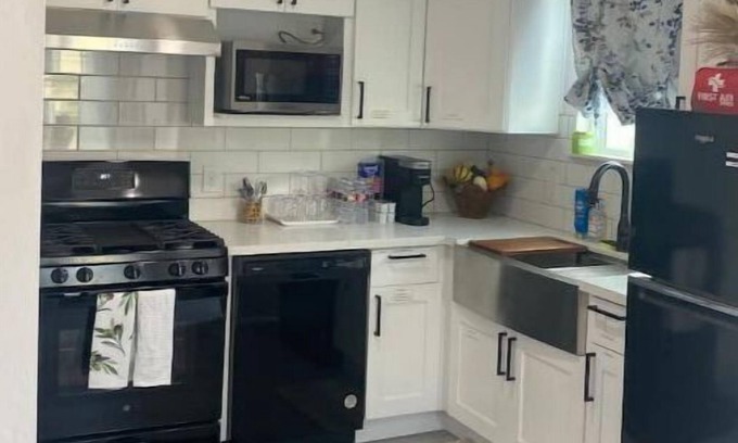 Lawndale Casa | Spacious 2BR Home-Near LAX+Beaches+SOFI+Freeways