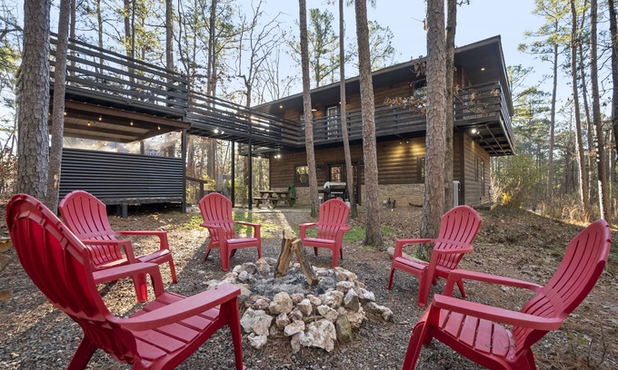 Broken Bow Cabina | Spacious 2BR in Hochatown King Bed Ensuite Arcade Parking Hot Tub Boat Parking