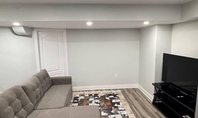 Brampton Casa | Spacious 2BR Suite in Brampton w/ A/C + Parking.