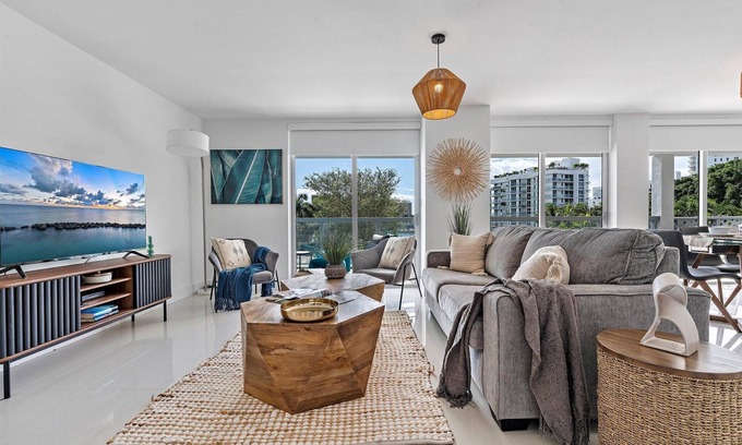Bay Harbor Islands Apartamento | Spacious 2/2.5 Apt Family vacation Bay Harbor/Pool