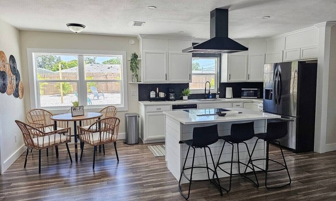 Bayshore Gardens Casa | Spacious 3/2 w fenced yard - 5 to IMG & SRQ