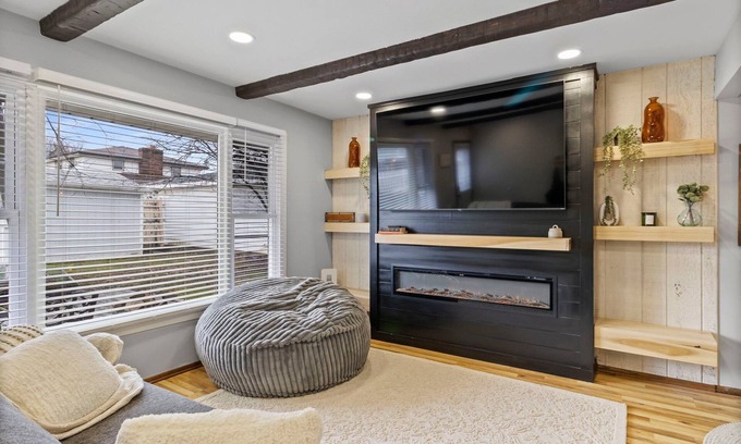 Milwaukee Casa | Spacious 3-BD Townhouse W/PKG 25M From Airport