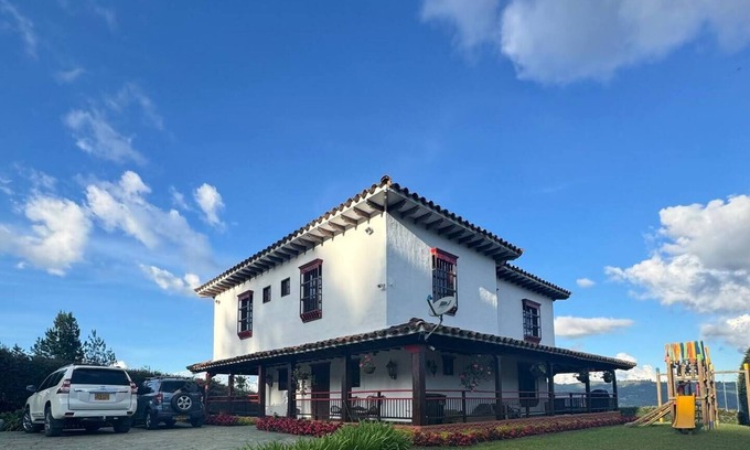 Guarne Casa | Spacious 3-bdr Colonial property in Guarne-20 min from airport Jose Maria Cordv