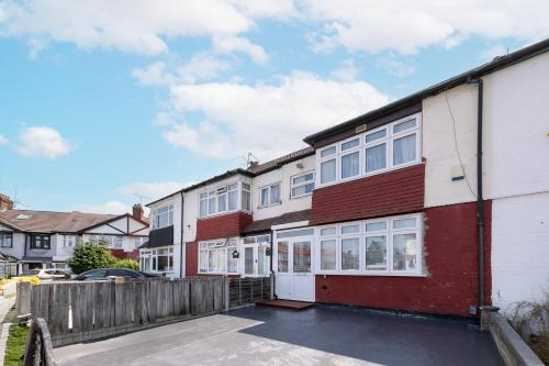 Haselbury Casa | Spacious 3-Bed Home with Garden