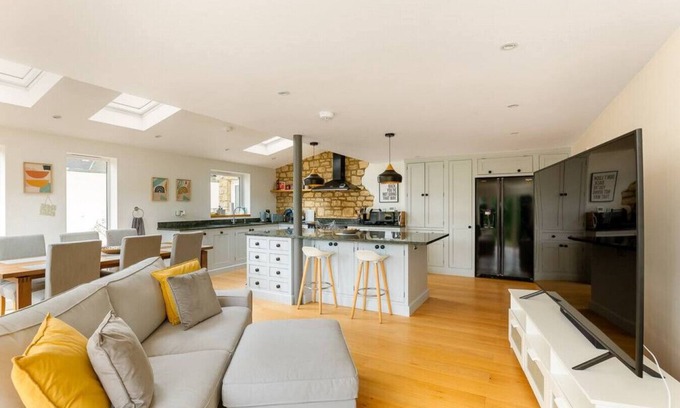 Aynho Casa | Spacious 3 Bed House with Large Garden in Aynho