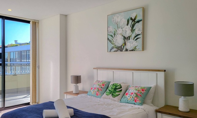 Kogarah Apartamento | Spacious 3-Bed Penthouse with Perfect View