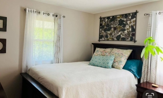 Saratoga Springs Casa | Spacious 3-bedroom apartment in Saratoga Springs Off Street Parking & Central AC