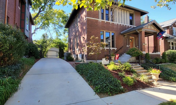 Shaw Casa | Spacious 3 bedroom and 2.5 bathroom home located in historic Shaw Neighborhood.