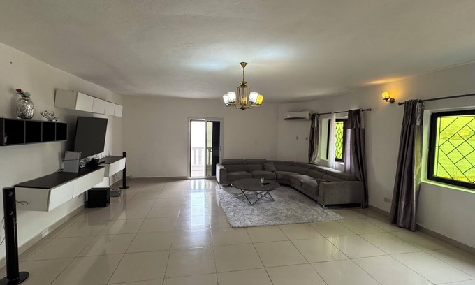 Freetown Apartamento | Spacious 3-bedroom apartment with WiFi, AC in beautiful Freetown