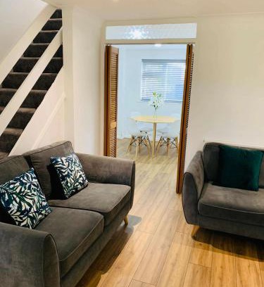Farnham Casa | Spacious 3 Bedroom Home with Garden in Farnham