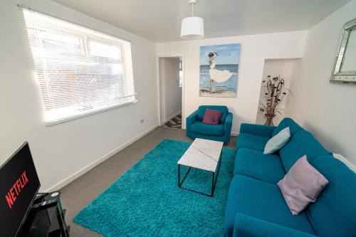 Bon-y-maen Casa | Spacious 3 bedroom house - Off-road parking - Pet Friendly - Close to City Centre